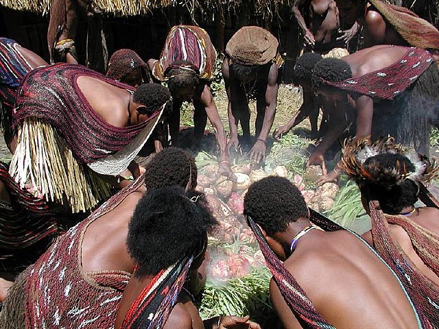 Tradisi Makan Besar dalam Masyarakat Suku Papua: Harmoni dengan Alam dan Kebersamaan Tradisi Makan Besar dalam Masyarakat Suku Papua: Harmoni dengan Alam dan Kebersamaan